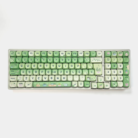 Vista frontal del teclado mecánico Jardín de REM83 con distribución ISO Español, teclas PBT perfil MOA, Hot Swap e iluminación RGB.
