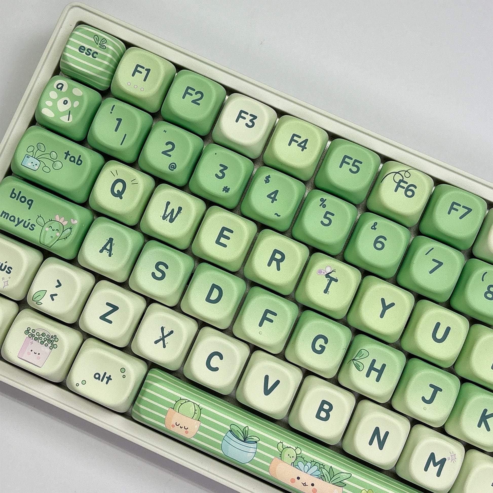 Vista frontal detallada teclado mecánico Jardín de REM83 con distribución ISO Español, teclas PBT perfil MOA, Hot Swap e iluminación RGB.