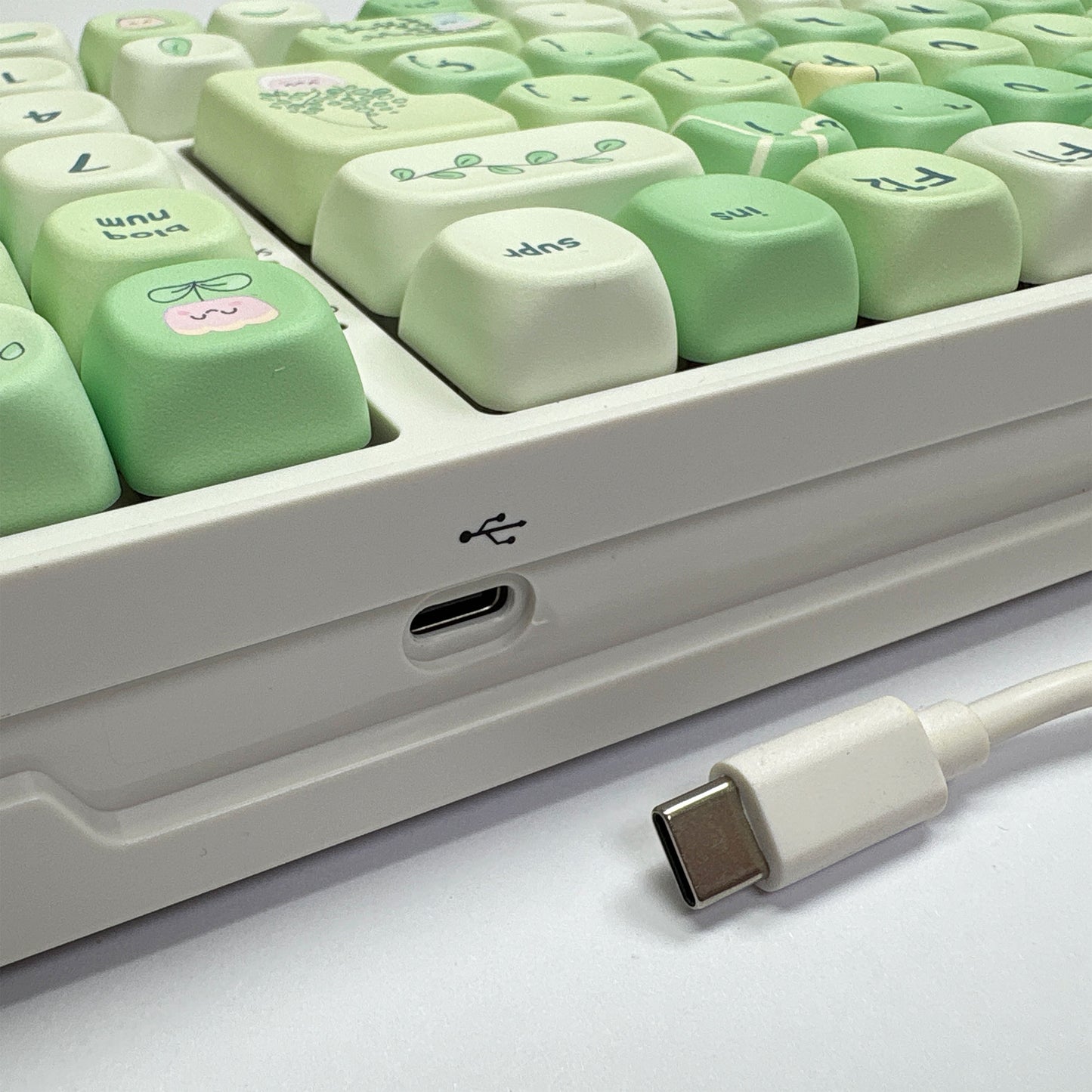 Detalle trasero cable de teclado mecánico Jardín de REM83 con distribución ISO Español, teclas PBT perfil MOA, Hot Swap e iluminación RGB.