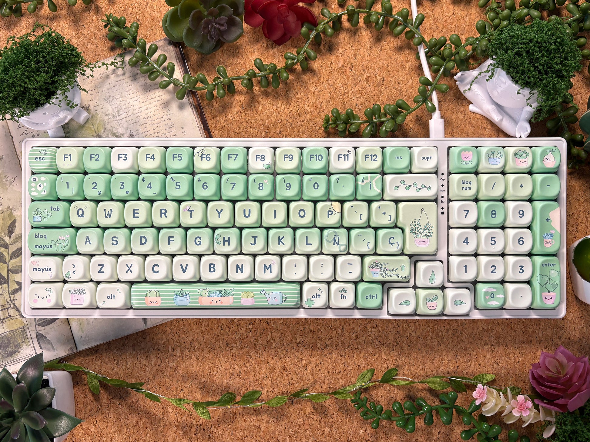 Vista frontal set up del teclado mecánico Jardín de REM83 con distribución ISO Español, teclas PBT perfil MOA, Hot Swap e iluminación RGB.