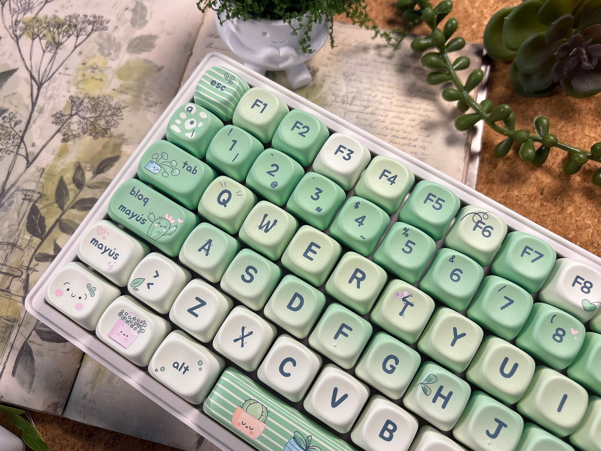 Detalle set up teclado mecánico Jardín de REM83 con distribución ISO Español, teclas PBT perfil MOA, Hot Swap e iluminación RGB.