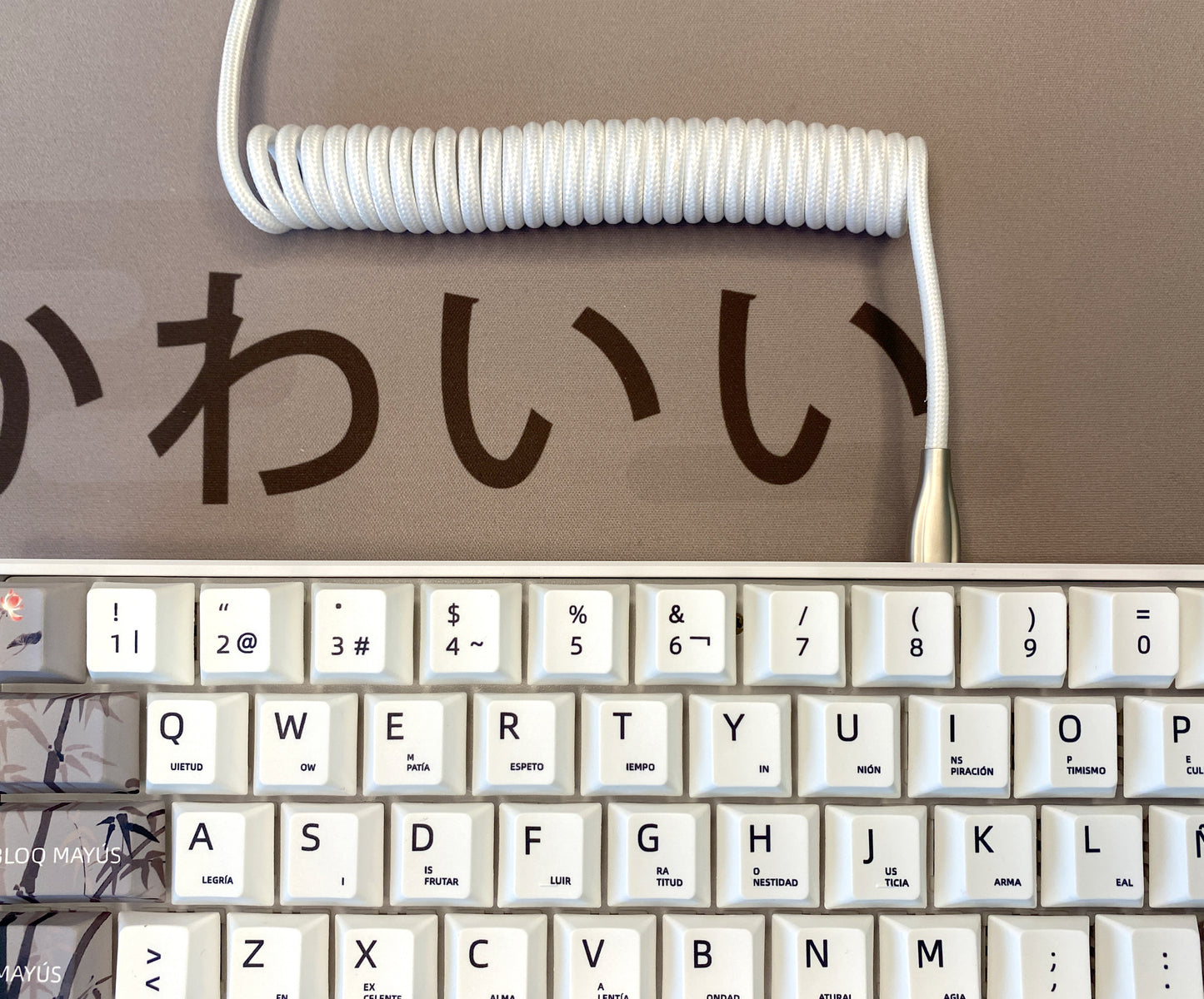 Cable blanco en espiral para teclado mecánico